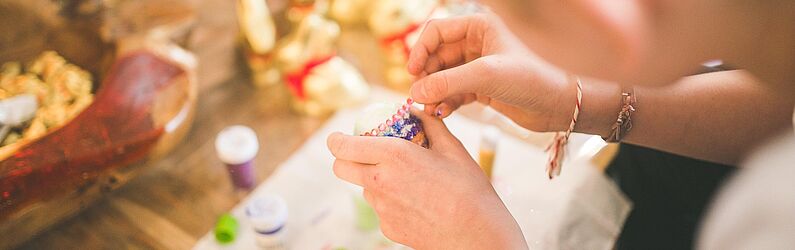 Ostereier bemalen Kind bemalt ein Osterei