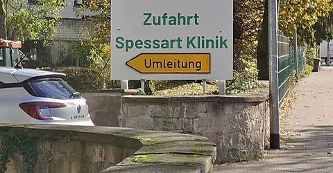 Blick auf das Bauschild der Spessart-Klinik Bad Orb GmbH